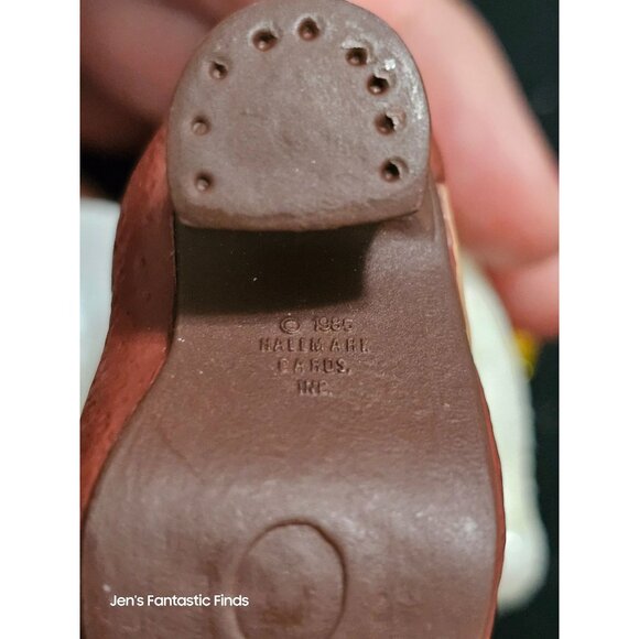 Vintage Hallmark 1980 Old Woman Who Lived in a Shoe w/children Christmas Ornamen - Picture 5 of 5